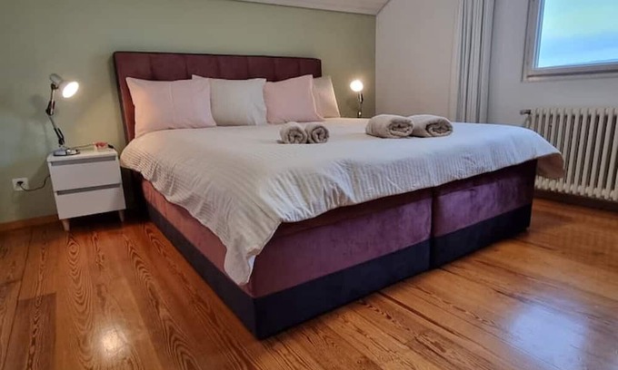 Horgen District Appartement | Beautiful apartment with lake views, and its own balcony... SLEEPS 2 PEOPLE