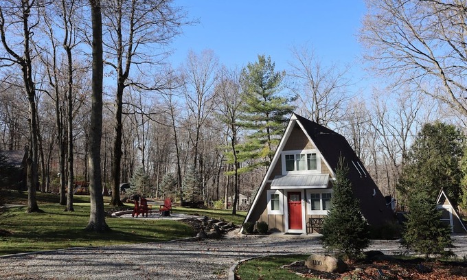 Valley Hi Chalet De Ski | Beautiful couples getaway located just seconds from Mad River Mountain ski lift.