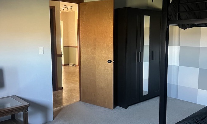 Clinton County Lit Et Petit-Déjeuner | Quiet Country Home, close to town, close to This Ol Barn wedding venue.