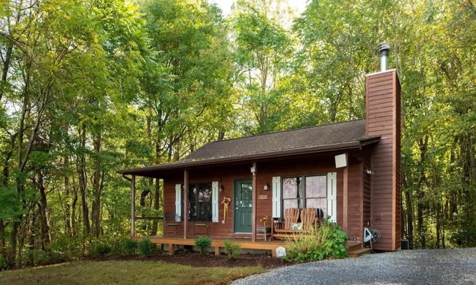 Steeles Tavern Cabine | Ivy Cabin, Hot tub and on site Spa!