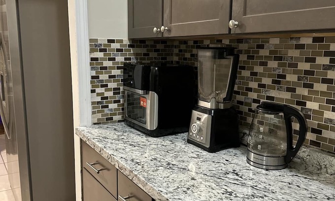 Washington Park Appartement | An apartment in quiet peaceful neighborhood with easy access to everything.