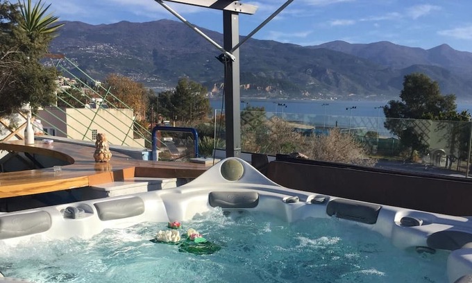 Nees Pagases Maison | Rooftop Loft with Jacuzzi