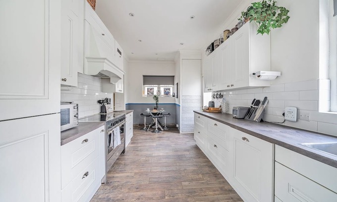 Oxshott Maison | Pass The Keys - Oxshott Stationside Cottage - Dogs Welcome !
