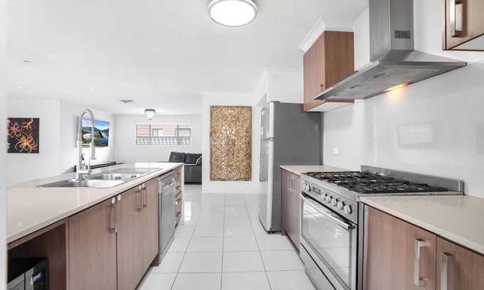 Truganina Maison | Spacious House @Truganina WIFI available 2.5km from Local Shopping Centre