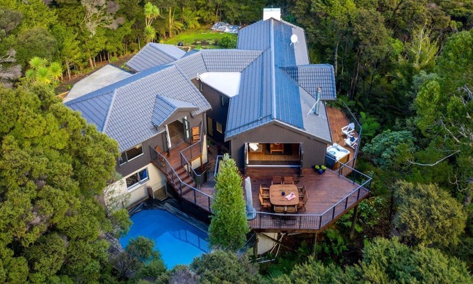 Albany Heights Appartement | Secluded forest retreat -3min to Albany - incl pool and large patios