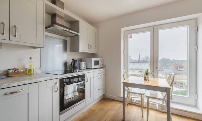 Frome Maison | Spacious, elegant home. Central location. Ideal for holidays and business.