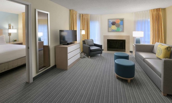 Houston Maison | Perfect for Groups! Spacious Unit w/ Kitchen, Outdoor Pool, Free Bfast & Parking