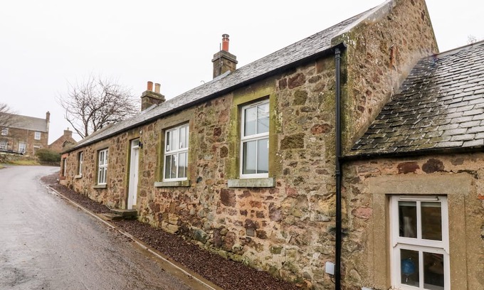 Haddington Cottage | 8 BARNEY MAINS COTTAGE, pet friendly, with open fire in Haddington