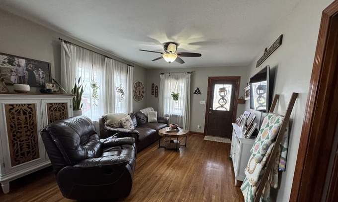 Mount Carmel Maison | 2024 Solar Eclipse Full Totality Location! 2 Bedroom 1 Bath Home