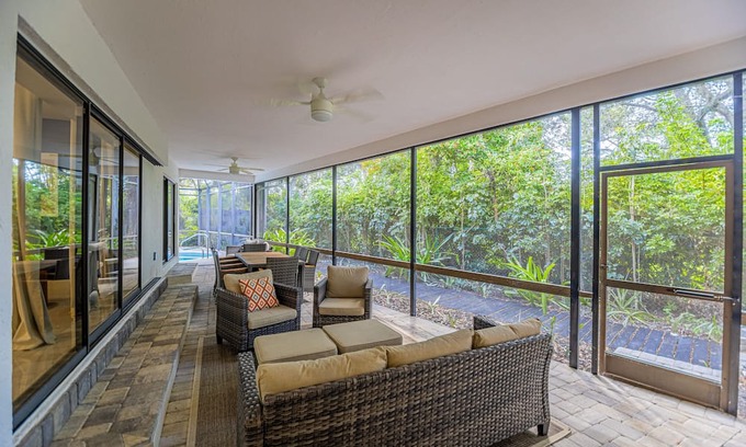 Palm River Estates Maison | Gorgeous Naples home with open-concept layout, sunroom, enclosed pool, & AC