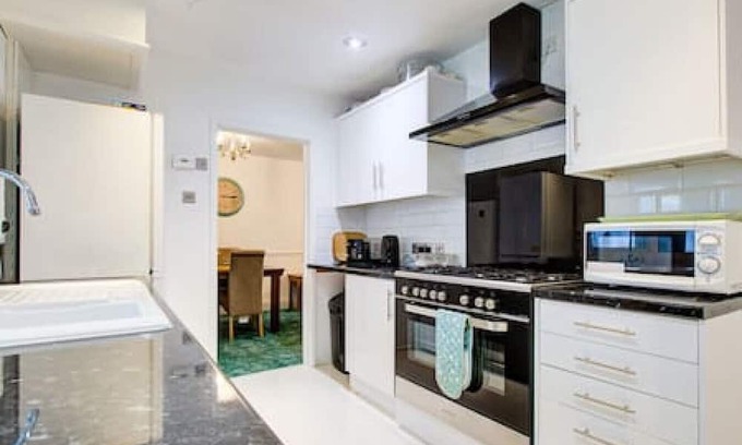 Tilehurst Maison | Quaint 4-Bedroom Retreat in Reading with Parking