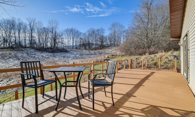 Spencer Maison | Spencer Getaway w/Deck < 1 Mi to Hiking!