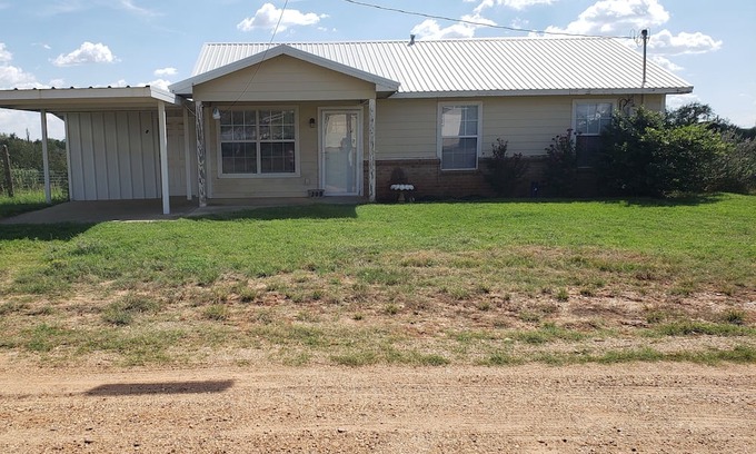 Matador Maison | Comfortable cottage in Matador TX with fenced back yard. Pet and horse friendly!