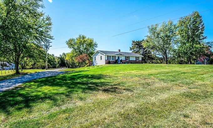 Holts Summit Maison | PLUSH FARMHOUSE Fresh Breakfast + Crackling Bonfire! 2-Separate Areas!
