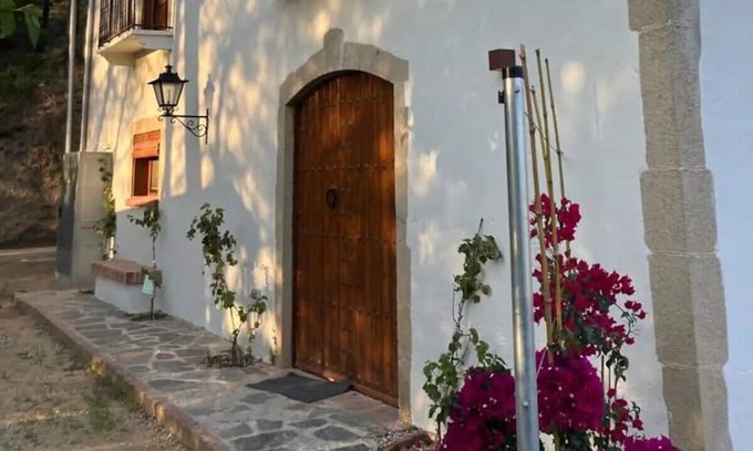 Can Ginebre Appartement | Katalanische Masia mit Großzügigem Platzangebot, Pool, Garten Inmitten der Natur