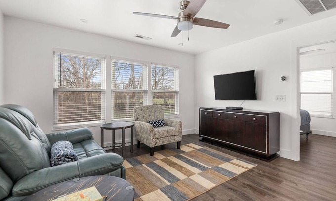 Hope Gardens Copropriété | Wanderer's Retreat ~ Mins to Downtown & Broadway ~ Garage Parking ~ Private Entrance ~ Trendy Area
