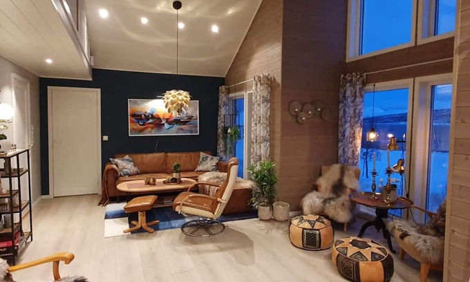 Lyngen Maison | 6 person holiday home in Svensby