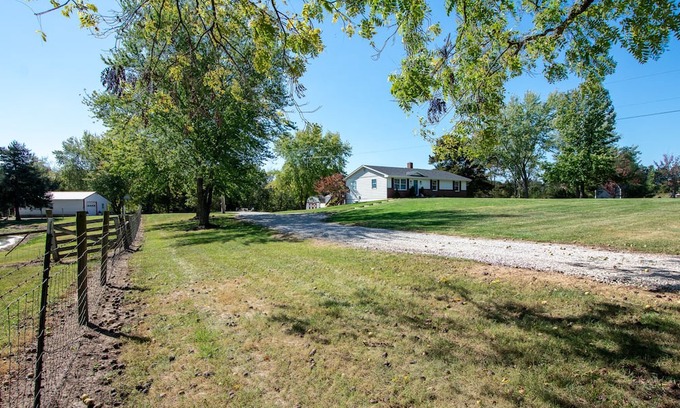 Holts Summit Appartement | FARMHOUSE APARTMENT on 7+/- Acres with Farm Fresh Breakfast + Crackling Bonfire
