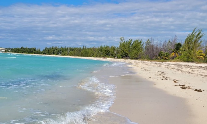 Bahamia West Copropriété | Gated Lux family size condo near beach w/boat dock, working station, pool, canal