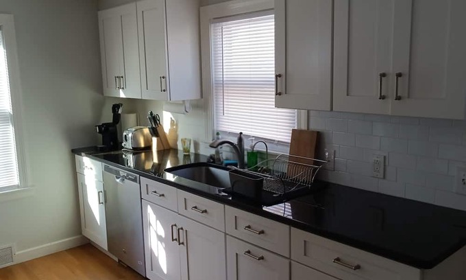 Gloucester Maison | Cozy 2 bedroom between the beach and downtown