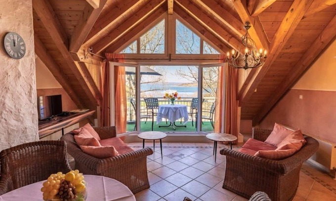 Herrsching am Ammersee Appartement | Apartment 'Fewo Seeblick Herrsching' with Lake View, Balcony and Wi-Fi
