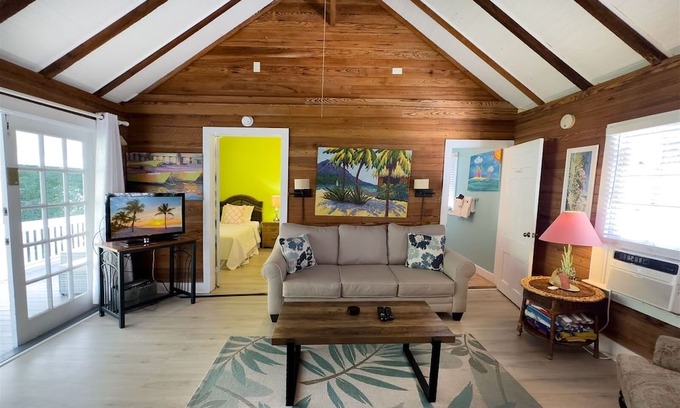 White Street Gallery District Maison | Tree House Retreat - 2 Bedroom / 1 Bath with large shared pool