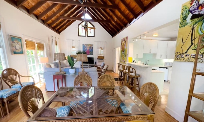 White Street Gallery District Maison | Amanda`s Garden Getaway 3 BR / 2 BA with shared large pool