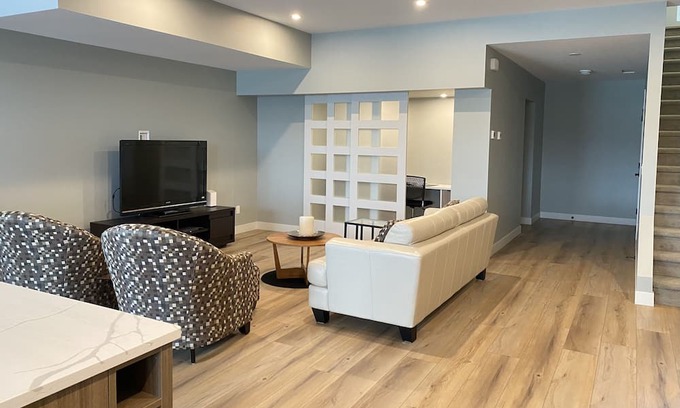 Vernon Maison | Middleton Mtn 1600 sq. ft on Park with hot tub