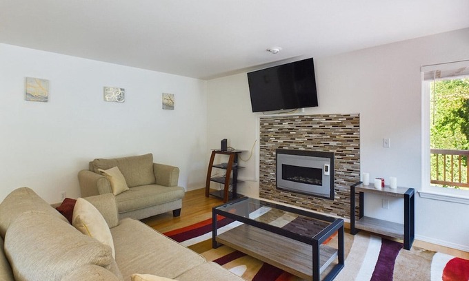 Kent Maison | Huge Kent 5BR w/ Free Parking & In-Unit Laundry, by Blueground
