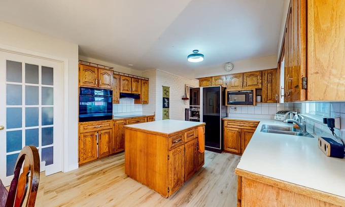 Centre Wellington Maison | Spacious retreat with pool, hot tub, firepit, & two living rooms