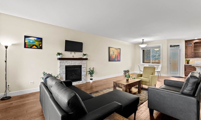 Kamloops Maison | King Bed, Spacious New House w/Private deck, Fast Wifi, FREE Parking