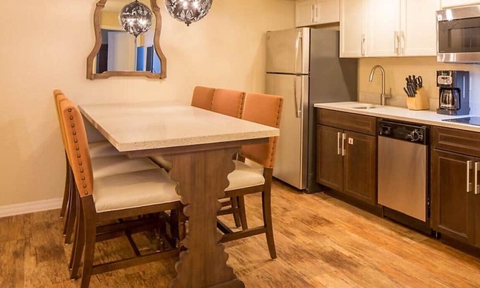 Volusia County Station Balnéaire | OCEANFRONT - 2 Bdrm w/balonies, Casa Del Mar Resort 10 miles from Daytona Beach
