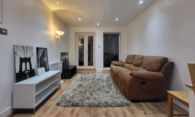 Stratford and New Town Appartement | Entire Apartment with Balcony, Gym, Sauna & Steam Room with Free Secured Parking