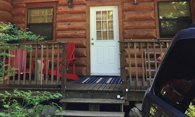 Sunshine Valley Cabine | Welcome to Serenity! A cozy log cabin in a beautiful area to relax & recharge.