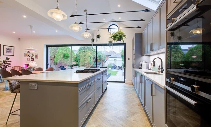 Chingford Maison | Chic 4-BR Home w/ Hot Tub & BBQ in Hornbeam Lane
