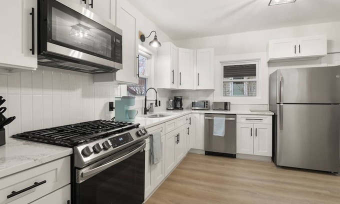 South Wedge Maison | Modern 4 BR/2 Bath House near University of Rochester