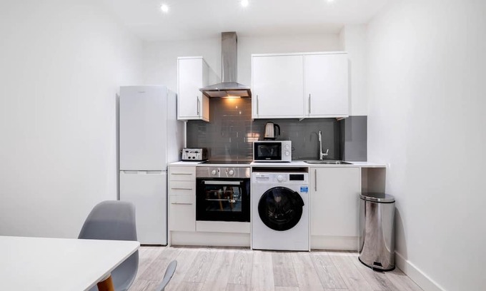 Corby Appartement | Corby City Centre Apt. 02 - Short-Term Rentals in Northamptonshire
