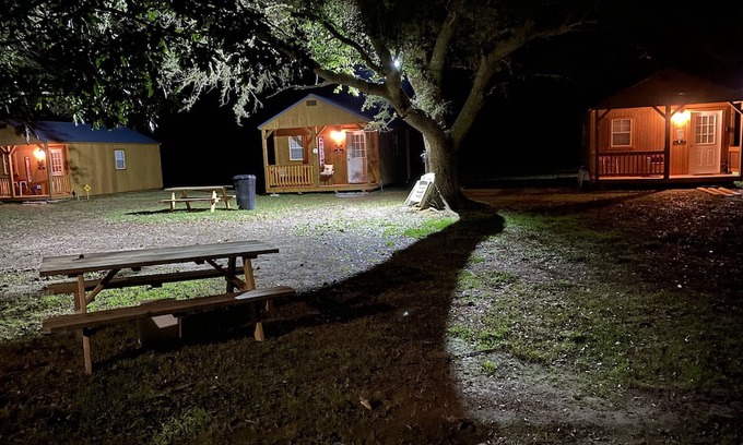 Lake Providence Appartement | The Bernice Beehive Cabin Cozy Cabin at Vieux Carre’ Home and Cabins Grounds