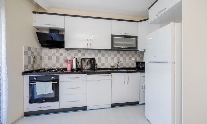 Osmangazi Appartement | Spacious Flat w Balcony Near Metro in Osmangazi