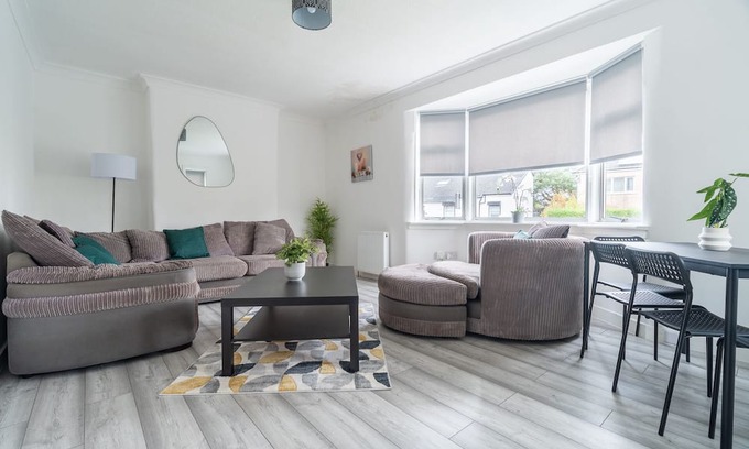 Bailleston Maison | Snug Modern Home in Eastern Glasgow