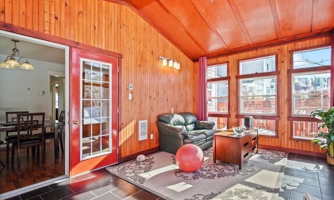 Paradise Maison | Peaceful Paradise -3 BDRM with beautiful Sunroom