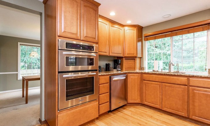 Covington Maison | Sleek Kent 3BR w/ Patio & Garage, nr Botanical Garden, by Blueground