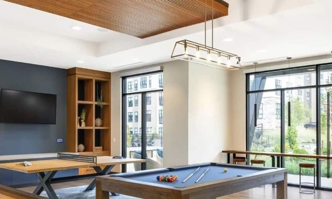 King of Prussia Appartement | Stunning Modern Large Guest Suite