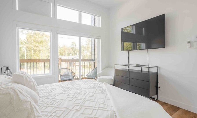 Saint-Gabriel-de-Brandon Maison | Huge modern chalet with spa and lake access