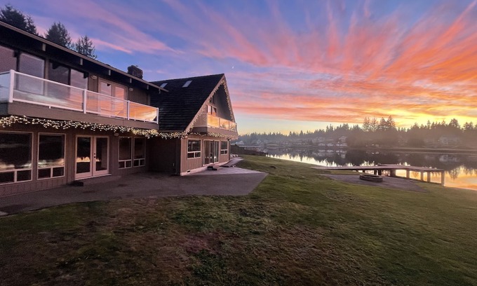 Bonney Lake Maison | Lake Tapps Events House on the Bankers Island with Dock and Boat Launch