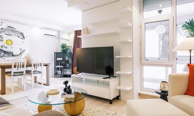 Besiktas Appartement | Chic Flat w Closed Balcony 10 min to Bebek Shore