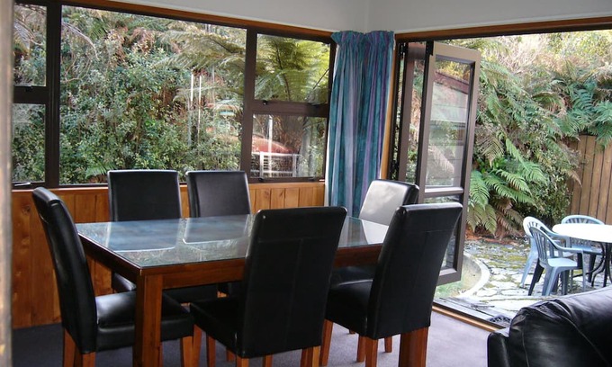 Franz Josef Glacier Maison | Central & Relaxing, park up and enjoy rainforest views.