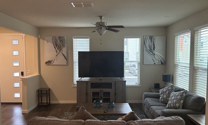 Hood Maison | Cheerful 3BR home in a nice quiet family community