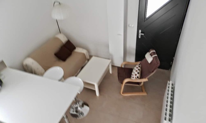 Avignon Cabine | Apartment, free parking and Avignon outdoor courtyard.