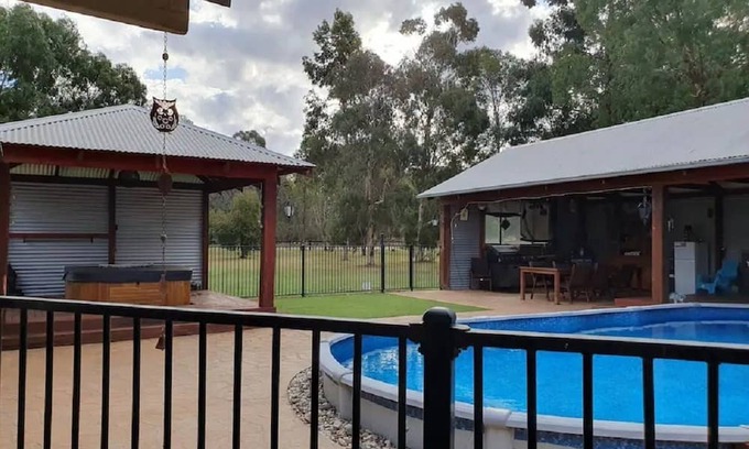 Cobram East Maison | Colonial cottage in Cobram